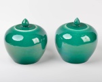 China Séc. XX - Par de potiches com tampas em porcelana na cor verde, altura 20 cm.