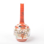 Japão Séc. XIX - Vaso solifleur em porcelana decorada com motivos típicos, fundo branco, com decoração em tons de vermelho, assinatura do artista na base, altura 21 cm.