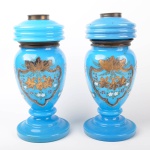 Par de lampiões em opalina francesa Sé. XIX na cor azul celeste com decoração dourada, apresenta trincado, altura 34 cm.