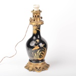 Abajur porcelana pintada à mão com terminações em bronze, altura 45 cm.