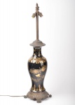 Abajur porcelana pintada à mão com terminações em bronze, altura 68 cm.