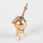 Pingente ouro 18 k, formato de cuia de chimarrão com peso total 1.0 gr.