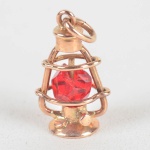 Pingente ouro 18 k, em formato de lanterna com pedra vermelha e peso total 1,4 grs.