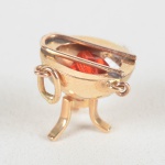 Pingente ouro 18 k, em formato de lanterna com pedra vermelha e peso total 1,7 grs.