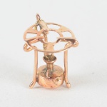 Pingente ouro 18 k, formato de fogareiro e peso total 1,5 grs.