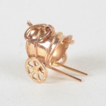 Pingente ouro 18 k, formato de biga e peso total 1,7 grs.