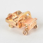 Pingente ouro 18 k, formato de jeep e peso total 2,0 grs.