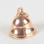 Pingente ouro 18 k, formato de sino e peso total 1,1 grs.