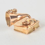 Pingente ouro 18 k, formato de gramofone e peso total 2,1 grs.