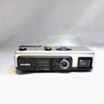 MAQUINA FOTOGRÁFICA Minolta 16 QT , ACOMPANHA ESTOJO EM COURO LEGÍTIMO. foi produzida de 1972 a 1974. Era uma versão simplificada da MGS, projetada para competir com o novo formato 110. A QT tinha uma lente de 23 mm, aberturas de f/3.5 a f/22 e duas velocidades de obturador, 1/30 e 1/250. Ela também oferecia foco manual, um afastamento dos modelos anteriores. Detalhes conforme fotos, _(ºLº)_ Caso necessite, tire todas suas dúvidas via atendimento personalizado por WhatsApp: (11) 98681-9377. Não deixe para última hora! Antecipadamente agradecemos pelo seu lance. Sem testes ou garantias futuras de originalidade ou procedência.