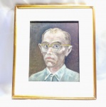 QUADRO Arte Naif - A imagem mostra um quadro com uma pintura de um homem de óculos dourado, olhos azuis, possui moldura dourada e paspatur, vestindo uma camisa azul clara com uma gola pontuda. O fundo da pintura é de uma cor escura, que contrasta com a figura em primeiro plano. A técnica utilizada parece com o auto-retrato de Candido Portinari, Lucian Freud e Edward Hopper, com pinceladas visíveis e uma paleta de cores suaves. Não há assinatura visível na pintura. Mede 40 x 35 cm. Detalhes conforme fotos, _(ºLº)_ Caso necessite, tire todas suas dúvidas via atendimento personalizado por WhatsApp: (11) 98681-9377. Não deixe para última hora! Antecipadamente agradecemos pelo seu lance. Sem testes ou garantias futuras de originalidade ou procedência.