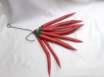 Pêndulo de pimentas em madeira com arame, pintadas na cor vermelha e verde, med 80cm de altura. Apresenta desgastes do tempo. Detalhes conforme fotos, _(ºLº)_ Caso necessite, tire todas suas dúvidas via atendimento personalizado por WhatsApp: (11) 98681-9377. Não deixe para última hora! Antecipadamente agradecemos pelo seu lance. Sem testes ou garantias futuras de originalidade ou procedência.