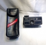 Câmera fotográfica analógica Kodak Instamatic 11, modelo tira-teima anos 70. Usa filme 126mm tipo cartucho. Acompanha capa da marca Mirage. Sem testes. Detalhes conforme fotos, _(ºLº)_ Caso necessite, tire todas suas dúvidas via atendimento personalizado por WhatsApp: (11) 98681-9377. Não deixe para última hora! Antecipadamente agradecemos pelo seu lance. Sem testes ou garantias futuras de originalidade ou procedência.