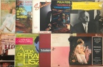 Lote contendo 10 discos de vinil, importados e ou não, duplos e ou não, de distintos artistas nacionais e ou estrangeiros, entre eles: SILVINHO, FREI GREGORIO, JULIO IGLESIAS e outros. Mede 31 x 31cm.