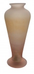Vaso em pasta de vidro na cor ambar, formato balaustre. Discreto bicado. Mede 19cm.