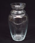 Vaso de vidro transparente. Altura: 27 cm
