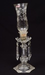 Castiçal de cristal, lapidação dita "olho de boi", com manga. Altura total: 50 cm. Mínimo bicado na base. Manga trincada.