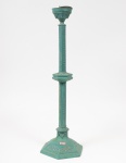 Pé de abajur em metal patinado na cor verde. Base hexagonal. Altura: 61 cm.