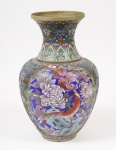 Vaso em metal cloisonné, decoração floral e pássaros. Medida: 40 cm.