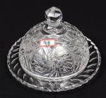 Manteigueira em cristal da Bohemia. Diâmetro: 16 cm. Altura: 12 cm.