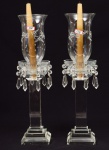 Par de castiçais com manga de cristal. Uma bobeche trincada. Altura total: 42 cm.