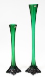 Dois vasos solifleur em vidro verde. Alturas: 79 e 58 cm.