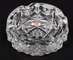 Cinzeiro em cristal tcheco. Medidas: 14 x 5 cm.