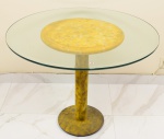 Mesa lateral com base de madeira e tampo redondo em cristal bisotado. Diâmetro: 84 cm. Altura: 77 cm.