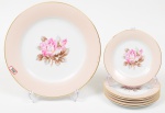 Conjunto composto de um prato para bolos (26,5 cm diâmetro) e 6 pratinhos (16 cm diâmetro) em porcelana japonesa.