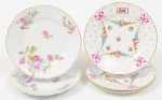 5 pratos diversos em porcelana, decoração de flores com friso dourado. Diâmetro: 16 cm.