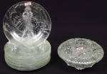 Conjunto de doceira e 10 pratinhos de sobremesa em vidro. Medidas da doceira: 17 cm (diâmetro) x 10 cm (altura). Diâmetro dos pratinhos: 18 cm.