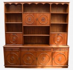 Estante em madeira composta de cômoda com 4 portas e 4 gavetas e nicho superior com divisórias de prateleiras e 4 portas. Medidas: 210 cm x 45 cm x 210 cm (altura). ATENÇÃO: RETIRADA COM AGENDAMENTO NA RUA DO REZENDE (CENTRO DO RIO).