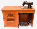 Máquina de costura Singer, em gabinete/móvel em madeira. Acompanha kit de zigue-zague e manual. Medidas do gabinete fechado: 57 cm x 43 cm x 78 cm (altura). Aberto: 114 cm x 43 cm. ATENÇÃO: RETIRADA COM AGENDAMENTO NA RUA DO REZENDE (CENTRO DO RIO).