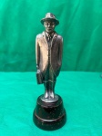 Escultura de um doutor, vintage, em metal prateado sob uma base de madeira, como se encontra nas fotos medindo 19 cm de altura.