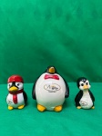 Bonito conjunto de pinguins em porcelana, bibelôs decorativos muito conhecidos como pinguins de geladeira. Como se encontra nas fotos, o mais alto mede 12 cm de altura.     