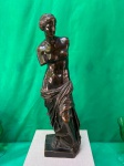 Vénus.Estátua de bronze da Vênus de Milo, uma famosa escultura da Grécia Antiga. Esta versão específica foi produzida pela fundição de Ferdinand Barbedienne, um renomado fundidor de bronze francês do século XIX. Ferdinand Barbedienne (1810-1892):Foi um metalúrgico e fabricante francês, conhecido pela sua fundição de bronze de arte. A sua parceria com Achille Collas, a partir de 1838, permitiu a produção de miniaturas de bronze de famosas estátuas gregas e romanas, tornando-as mais acessíveis ao público. Barbedienne e a sua empresa receberam inúmeros prémios em exposições internacionais, incluindo a Grande Medalha de Honra na Feira Mundial de 1855. Como se encontra nas fotos medindo 30 cm de altura.  