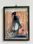 Bonita ilustração emoldurada, inspirada no estilo Art Nouveau. Apresenta uma figura feminina elegante com um vestido esvoaçante e cabelos elaborados.Essa imagem foi capa de revista da Vogue a 15 de abril de 1915. Como se encontram nas fotos medindo 41 cm de altura.  