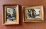 Conjunto de duas pinturas emolduradas. A pintura à esquerda, identificada como "Palazzo Borgia (Rome)", retrata uma cena arquitetónica com um edifício antigo e uma escadaria, onde se podem ver duas figuras vestidas com hábitos. A pintura à direita, identificada como "Roman Street Scene by E. Roster Franz", representa uma rua movimentada com pessoas e edifícios, capturando uma cena urbana do quotidiano.Como se encontram nas fotos medindo 21 cm X 17 cm. 
