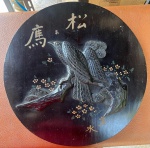 Bonito quadro redondo em madeira, pintado à mão, representando um pássaro empoleirado sobre um galho em alto relevo. Revisar as fotos atentamente, como se encontra nas fotos medindo 41 cm de diâmetro.