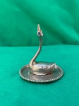 Vintage, porta-anéis vintage em forma de cisne, feito de metal prateado e com um detalhe de pedra azul nos olhos. Como se encontra nas fotos, medindo 10 cm de altura.  