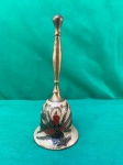 Sino de mão vintage feito em bronze com detalhes em esmalte, pintado a mão. Como se encontra nas fotos medindo 20 cm de altura.    