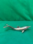 Abridor de garrafas em forma de golfinho, feito de metal prateado. Como se encontra nas fotos medindo 17 cm de comprimento.    