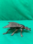 Vintage, belo cinzeiro em bronze do seculo XX, em forma de mosca, seus olhas são em pedra colorida vermelha.Como se encontra nas fotos medindo 17 cm de comprimento por 6 cm de altura.