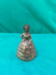 Antigo sino de mesa, em bronze com representação de uma camponesa, do seculo XX. Como se encontra nas fotos medindo 10 cm de altura.
