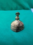 Sino de mesa vintage feito em bronze, representando uma dama sulista da era vitoriana.Como se encontra nas fotos medindo 8 cm de altura. 