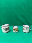 Bonito conjunto de três canecas de esmalte vintage, cada uma com um design diferente:Caneca da esquerda: Apresenta um pavão colorido e flores.Caneca do meio: Decorada com flores vermelhas e amarelas.Caneca da direita: Exibe flores brancas e azuis.Como se encontram nas fotos, a mais alta mede 9 cm de altura.   