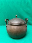 Antiga panela com tampa em cobre martelado. Como se encontra nas fotos medindo 18 cm de altura por 18 cm de largura.   