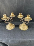 Antigo par de castiçais em alpaca, estilo Luís XIV do seculo XIX. Os castiçais possuem uma base circular ornamentada, um corpo sinuoso e dois braços. Como se encontram nas fotos medindo 20 cm de altura por 9 cm de largura.  