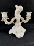 Karl Tutter (1883-1969)Elegante castiçal de duas velas de finas porcelana L.H.S alemã Hutschenreuther Prunk Kerzenleuchter Kunstabteilung assinada por Karl Tutter (1883-1969).Este belo candelabro de porcelana branca com detalhes dourados e um querubim sentado no centro.Candelabro do início do seculo XX. Peça de colecionador.Bom estado, como se encontra nas fotos medindo 28 cm de largura por 25 cm de altura.   
