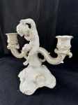 Karl Tutter (1883-1969)Elegante castiçal de duas velas de finas porcelana L.H.S alemã Hutschenreuther Prunk Kerzenleuchter Kunstabteilung assinada por Karl Tutter (1883-1969).Este belo candelabro de porcelana branca com detalhes dourados e um querubim sentado no centro.Candelabro do início do seculo XX. Peça de colecionador.Bom estado, como se encontra nas fotos medindo 28 cm de largura por 25 cm de altura.   
